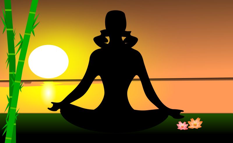 日落下练习瑜伽的女孩剪影矢量插图