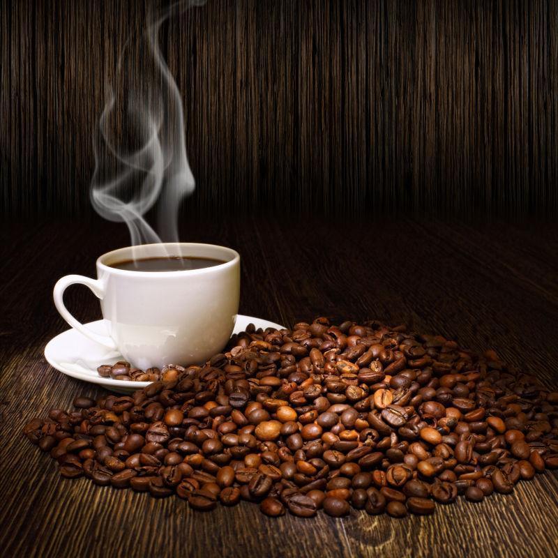 木桌上的咖啡豆和一杯热咖啡