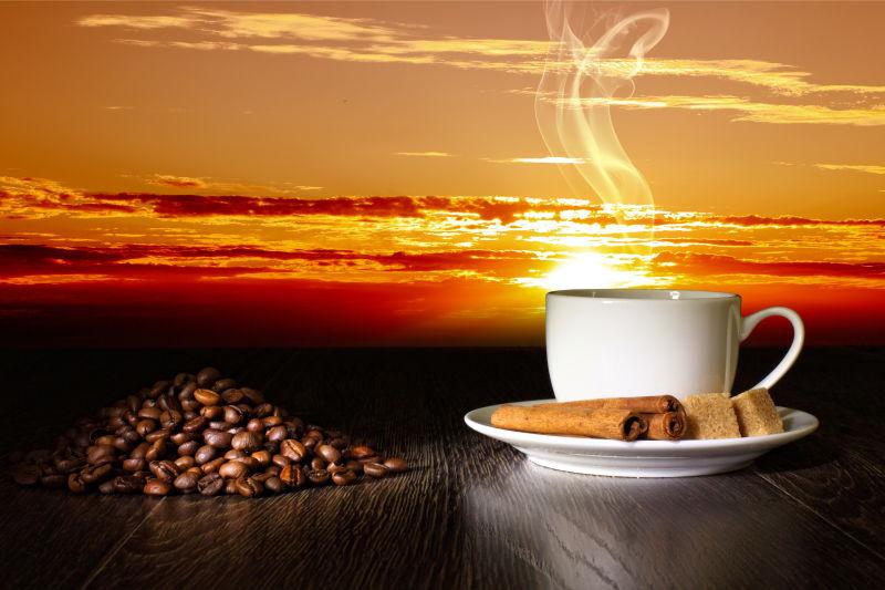 热气的咖啡与咖啡豆