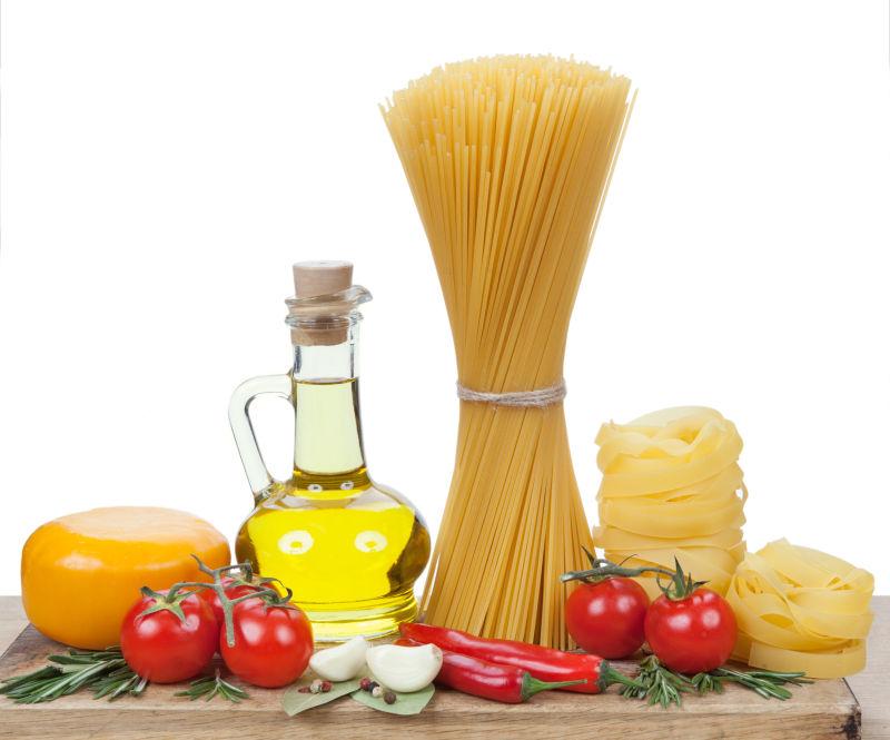 木砧板上的意大利面食与配料