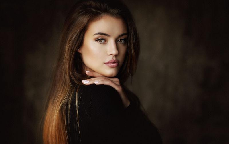 冷酷漂亮的美女