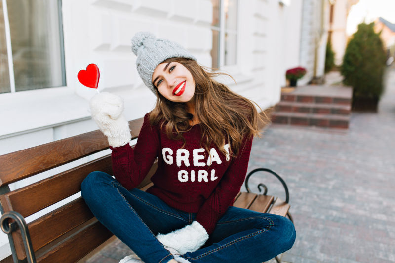 坐在椅子上的可爱美女