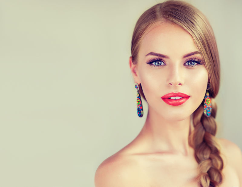 竖着辫子的美女