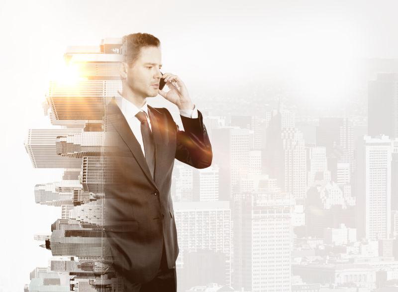 抽象城市背景和打电话的商人双重曝光