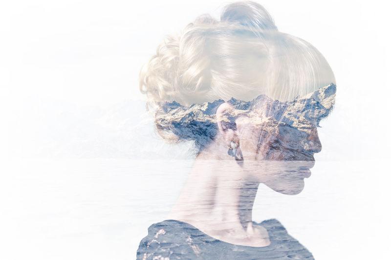 女性肖像与雪山双重曝光