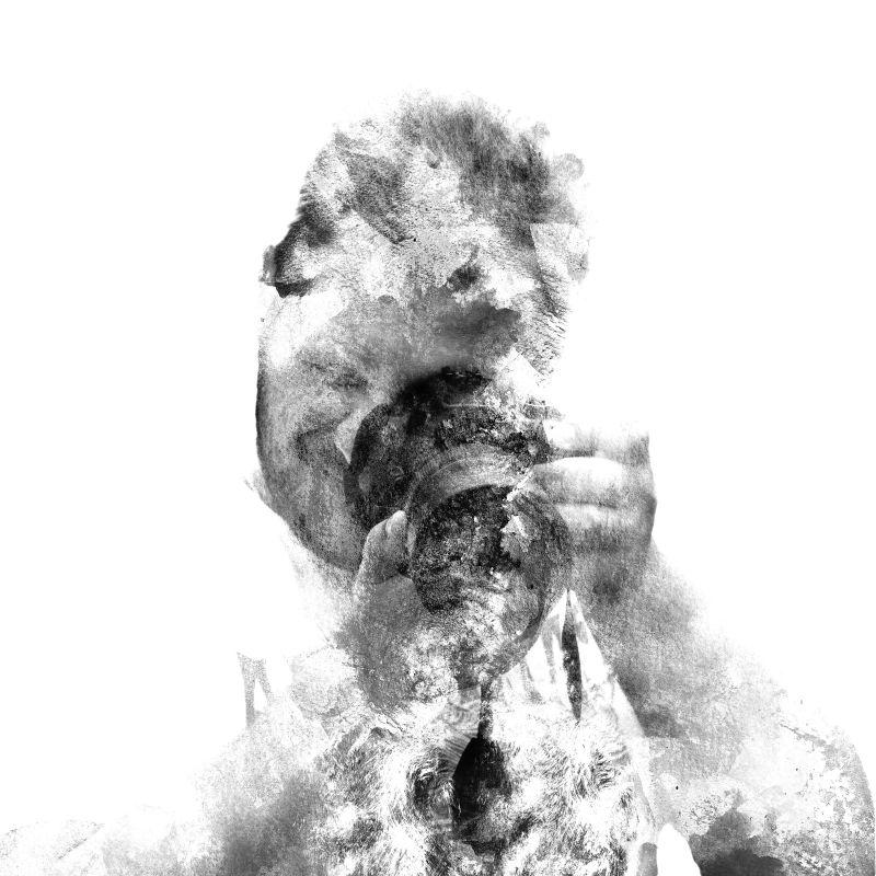 白色背景下拍照的男摄影师和抽象水彩画的双重曝光