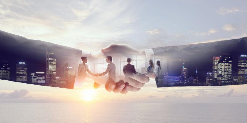 城市背景和握手的商人的双重曝光