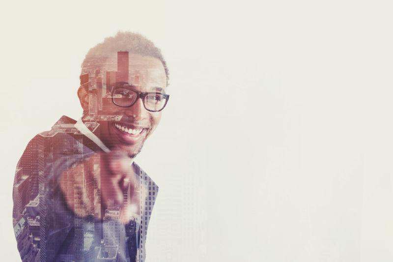 城市背景和戴着眼镜的商人的双重曝光