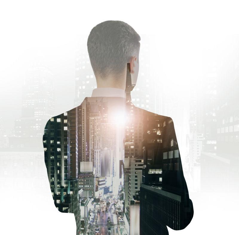 城市背景下有思想的商人双重曝光