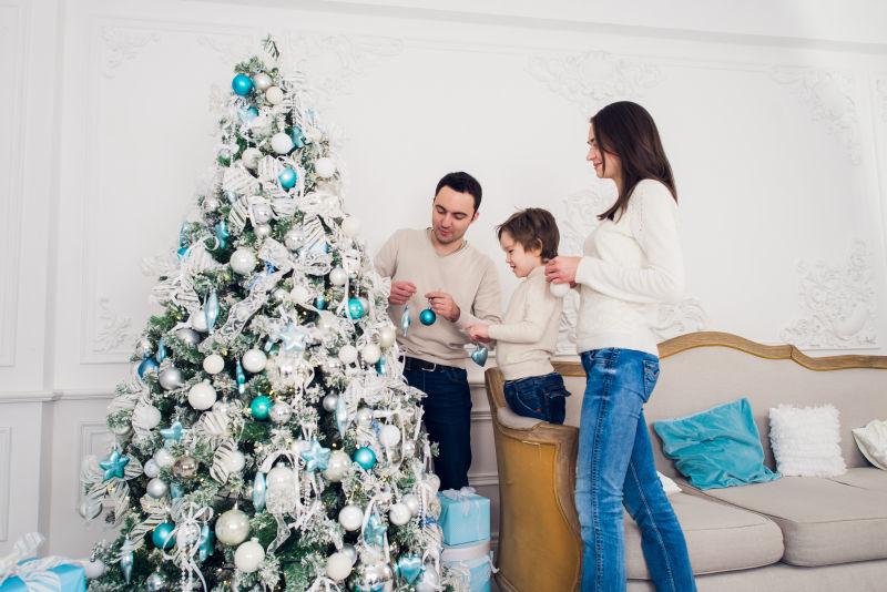 一家人一起装饰圣诞树