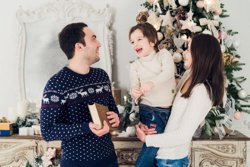 圣诞树前幸福的家庭