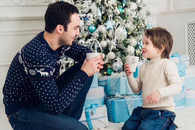 圣诞树前的父亲和儿子