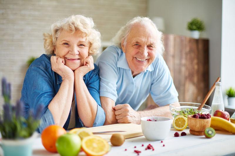 坐在厨房里微笑的老年夫妇