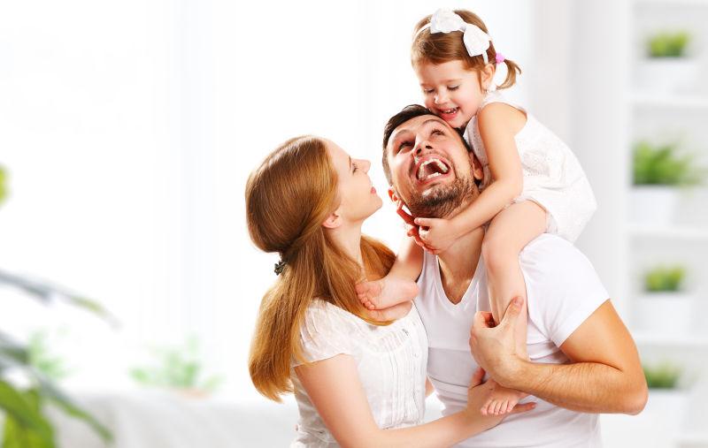 白色背景下的穿着白色衣服的一家人