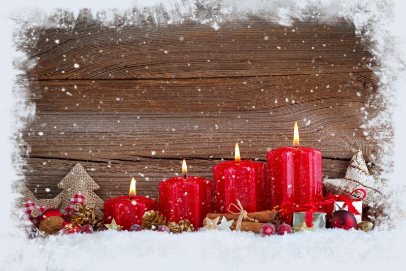 四个燃烧的圣诞蜡烛装饰