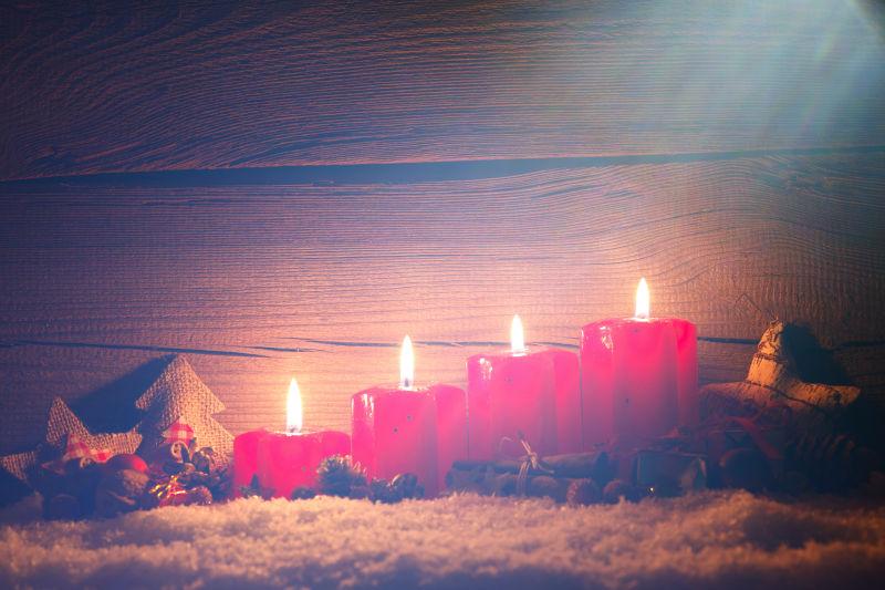 以四个燃烧的圣诞蜡烛为背景的圣诞装饰