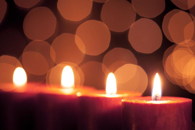 四个燃烧的圣诞蜡烛