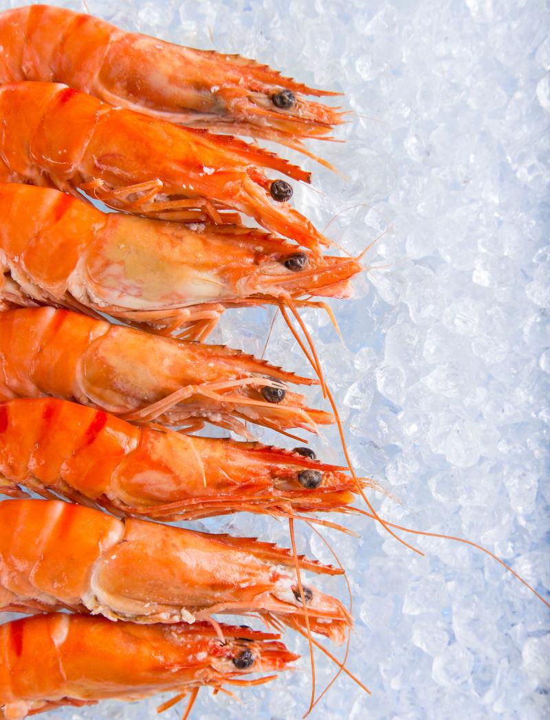 碎冰块上排列整齐的鲜虾