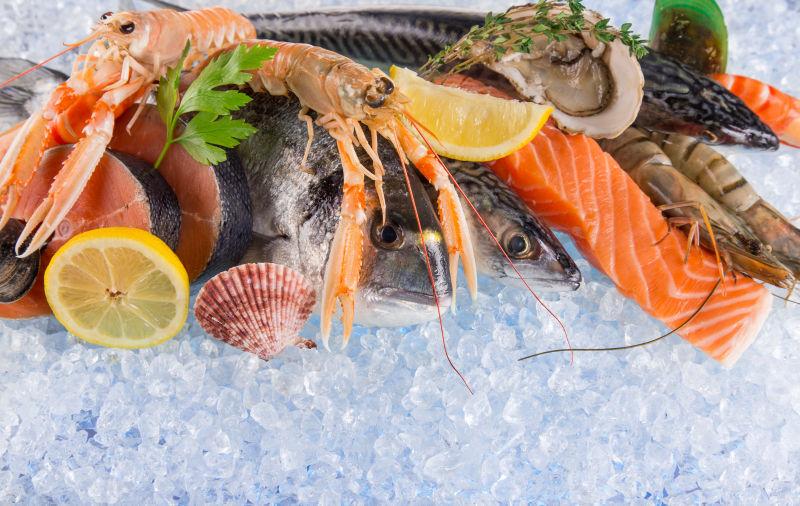 碎冰里堆放的新鲜海鲜