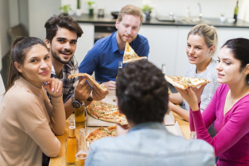 帅哥美女吃着披萨开心的笑着