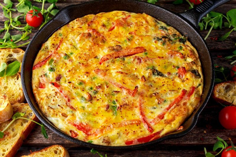 铁锅中美味的多种蔬菜制作的鸡蛋馅饼