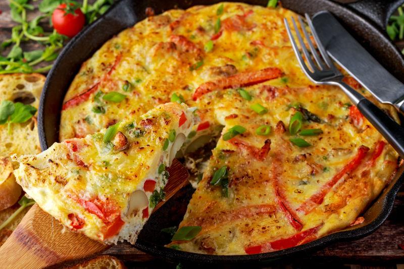 铁锅里新鲜的多种蔬菜和鸡蛋制作的馅饼