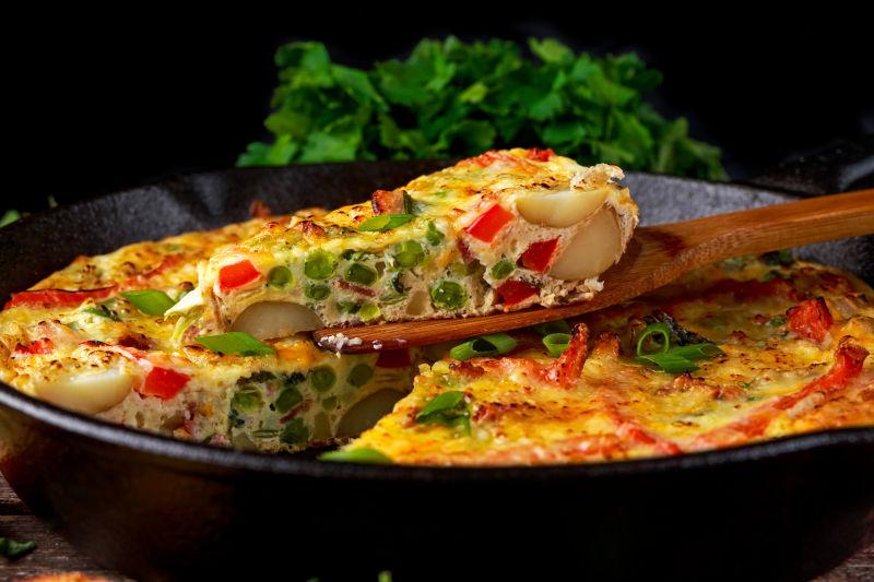 铁锅里的煎蛋馅饼