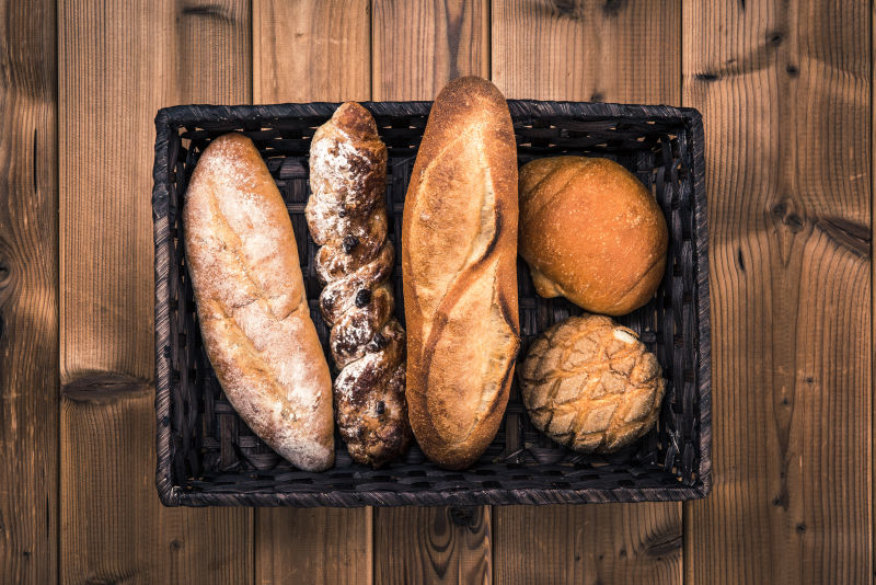 放在木板上的美味面包