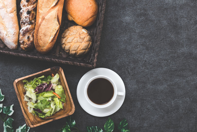 咖啡和沙拉面包