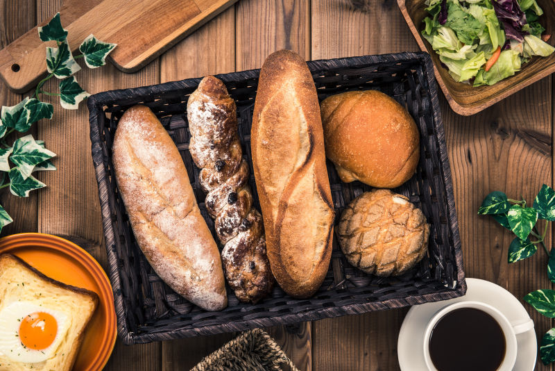 咖啡煎蛋面包和沙拉