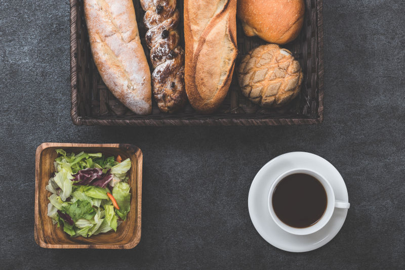 面包沙拉和咖啡