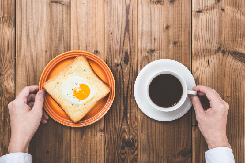 木板上的煎蛋和咖啡