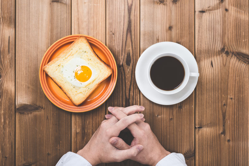 木板上的咖啡和煎蛋