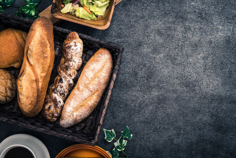 咖啡和面包沙拉