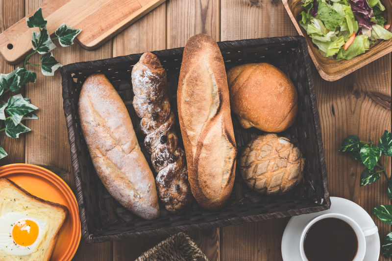 美味的煎蛋面包沙拉和咖啡