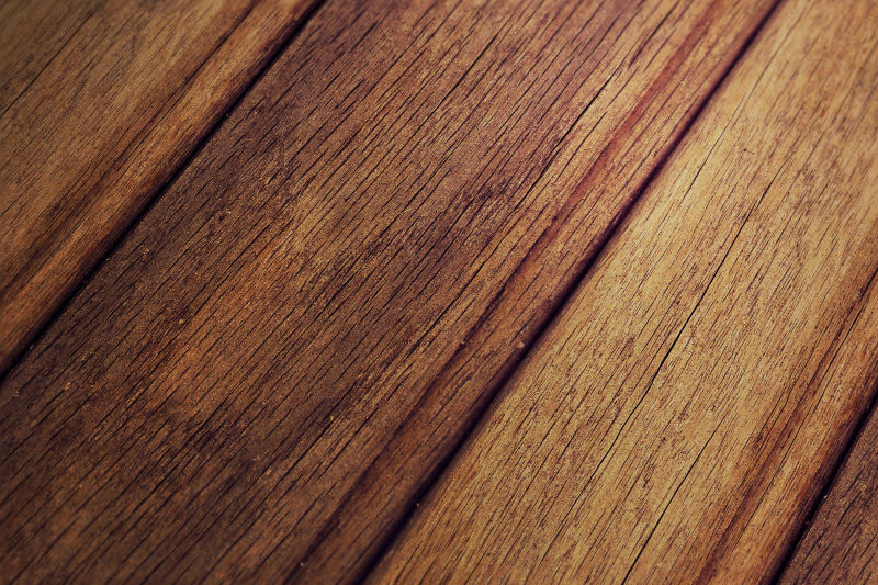 棕色木材制成的地板