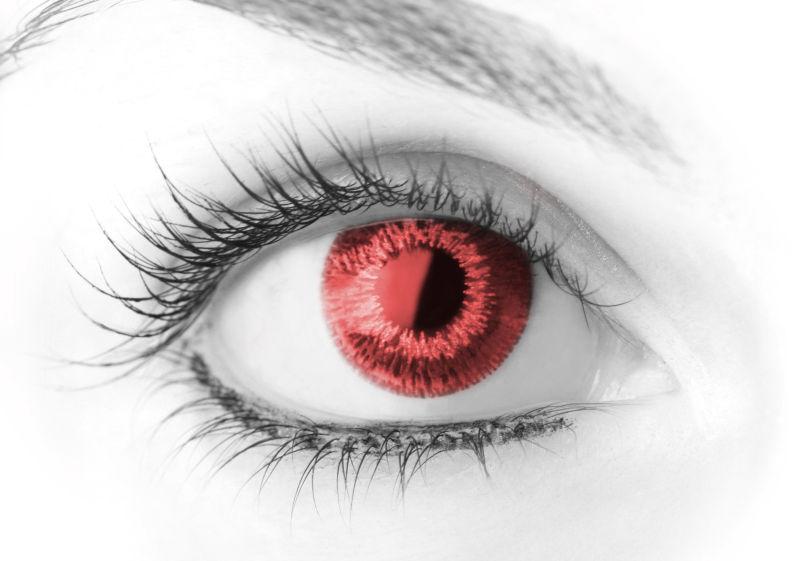 年轻女孩红色瞳孔