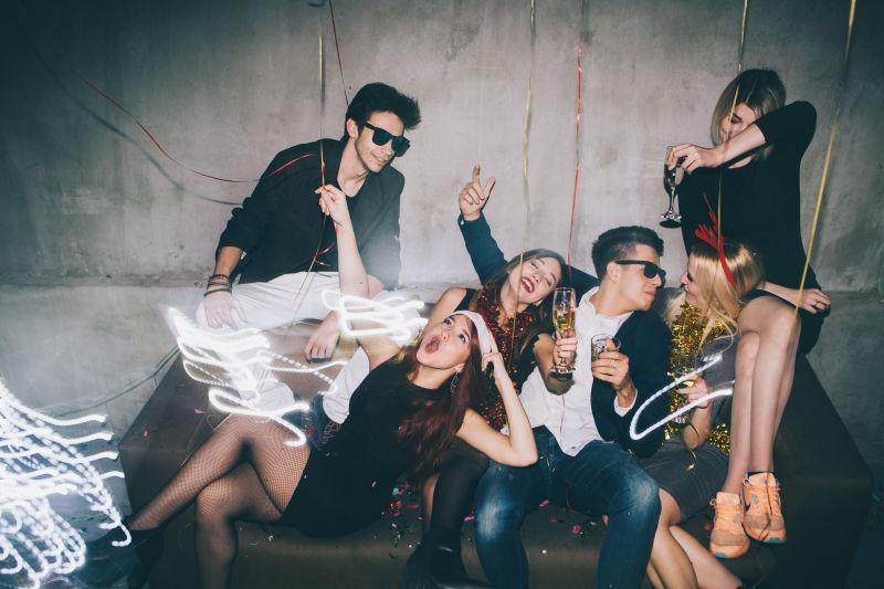 欢乐的年轻朋友们