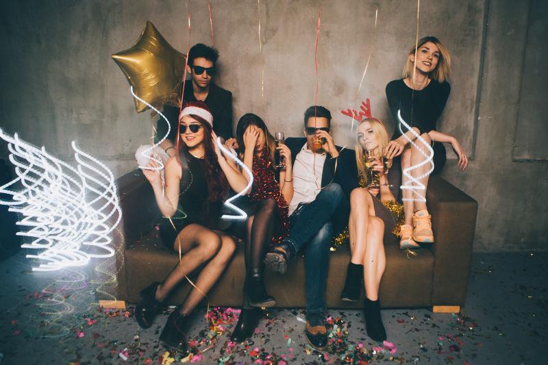 庆祝新年的年轻男女