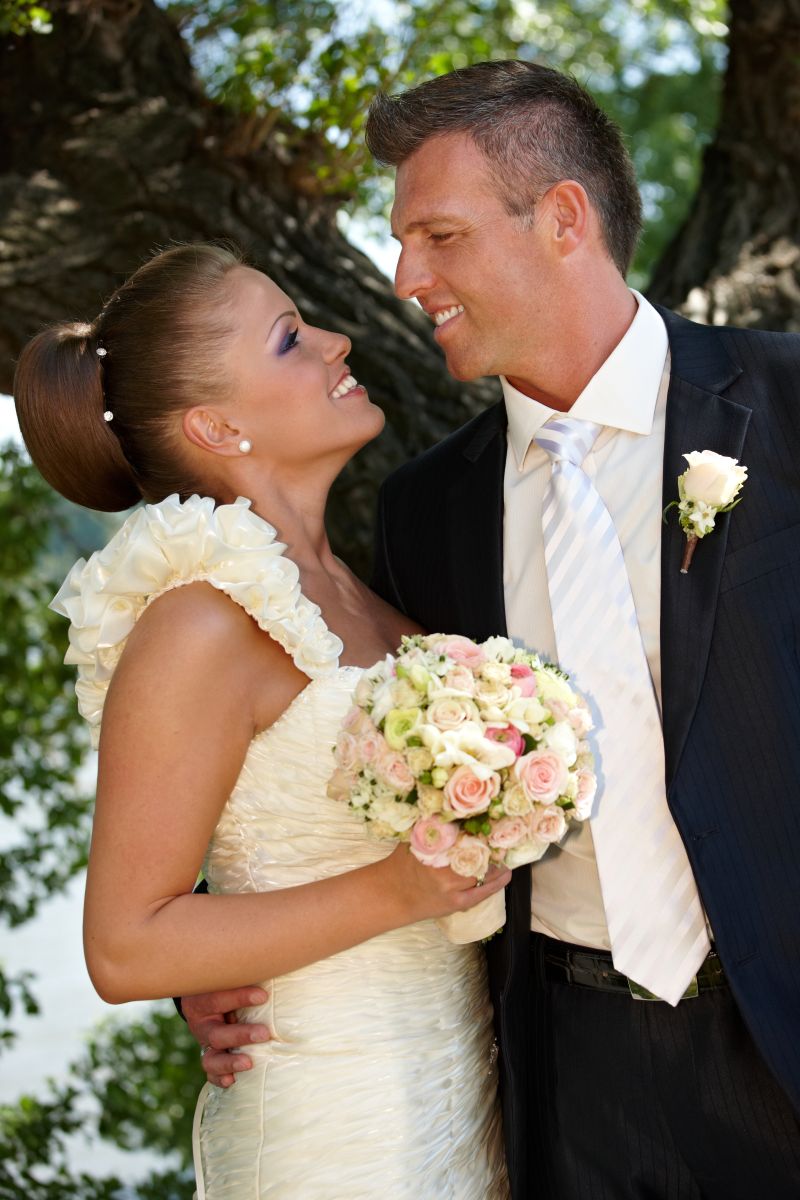 婚礼上恩爱的年轻夫妻