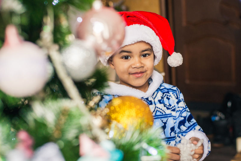 看着圣诞树的男孩