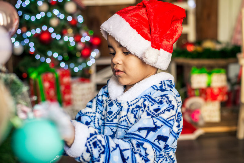 戴着圣诞帽的小男孩