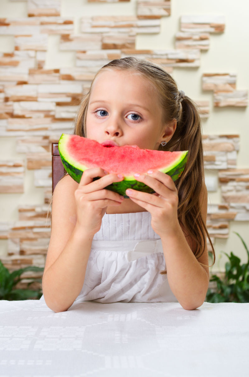 吃西瓜的可爱女孩