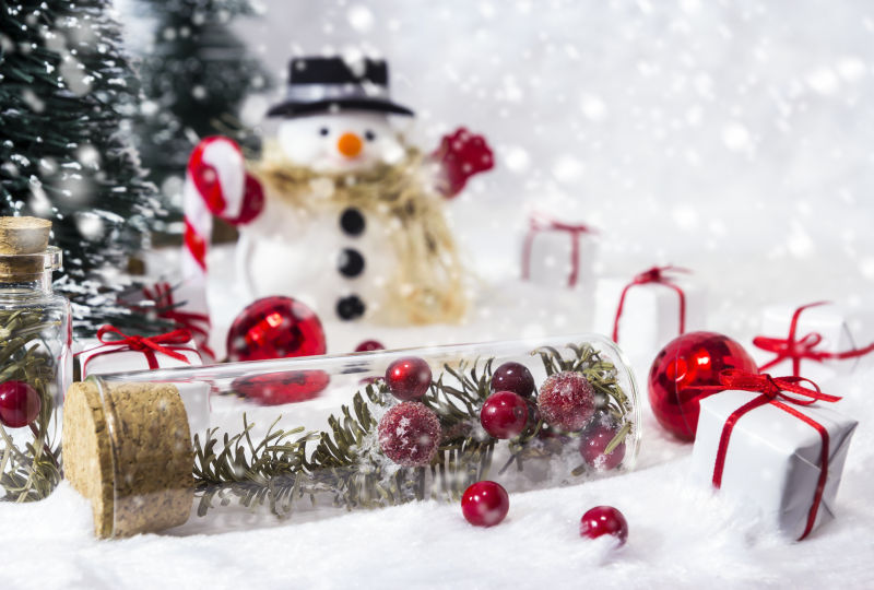 圣诞球和圣诞礼物