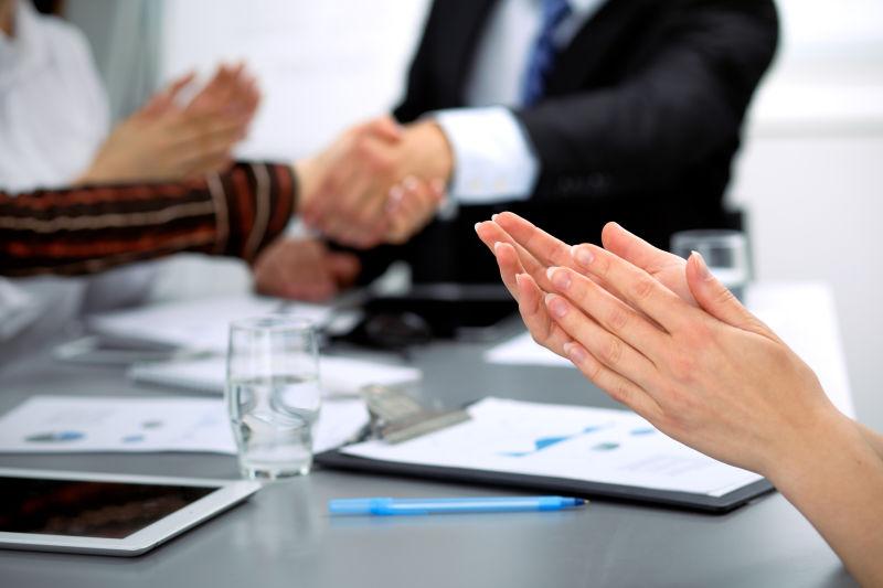 会议中合作鼓掌的商人