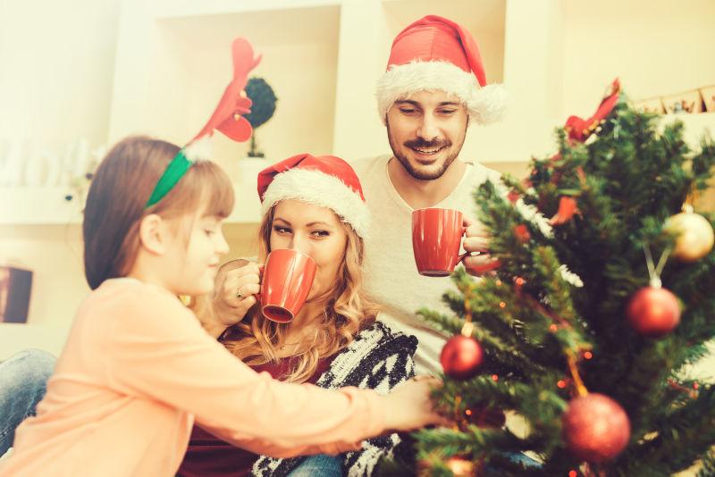 聚在圣诞树旁的一家人