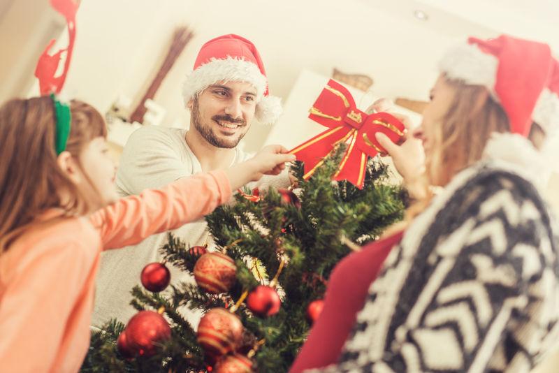 装饰圣诞树的一家人