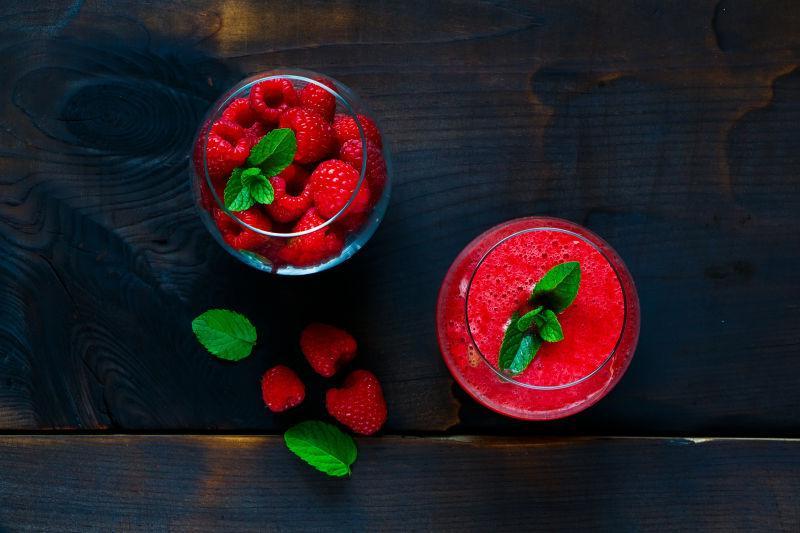 木质背景上的草莓沙拉