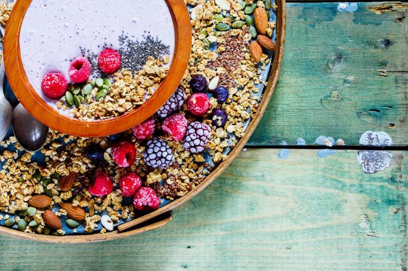 乡村木桌上健康水果冰沙