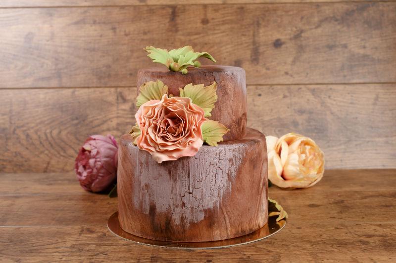 鲜花装饰的木质蛋糕